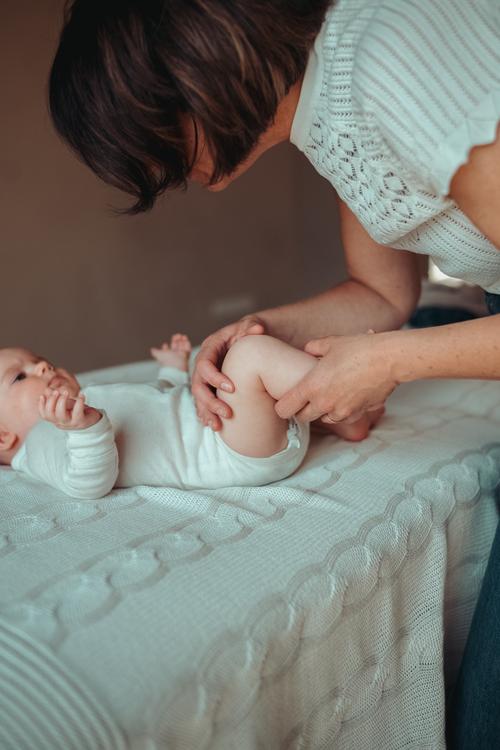 Maria Bitschnau bei der Behandlung eines Babys