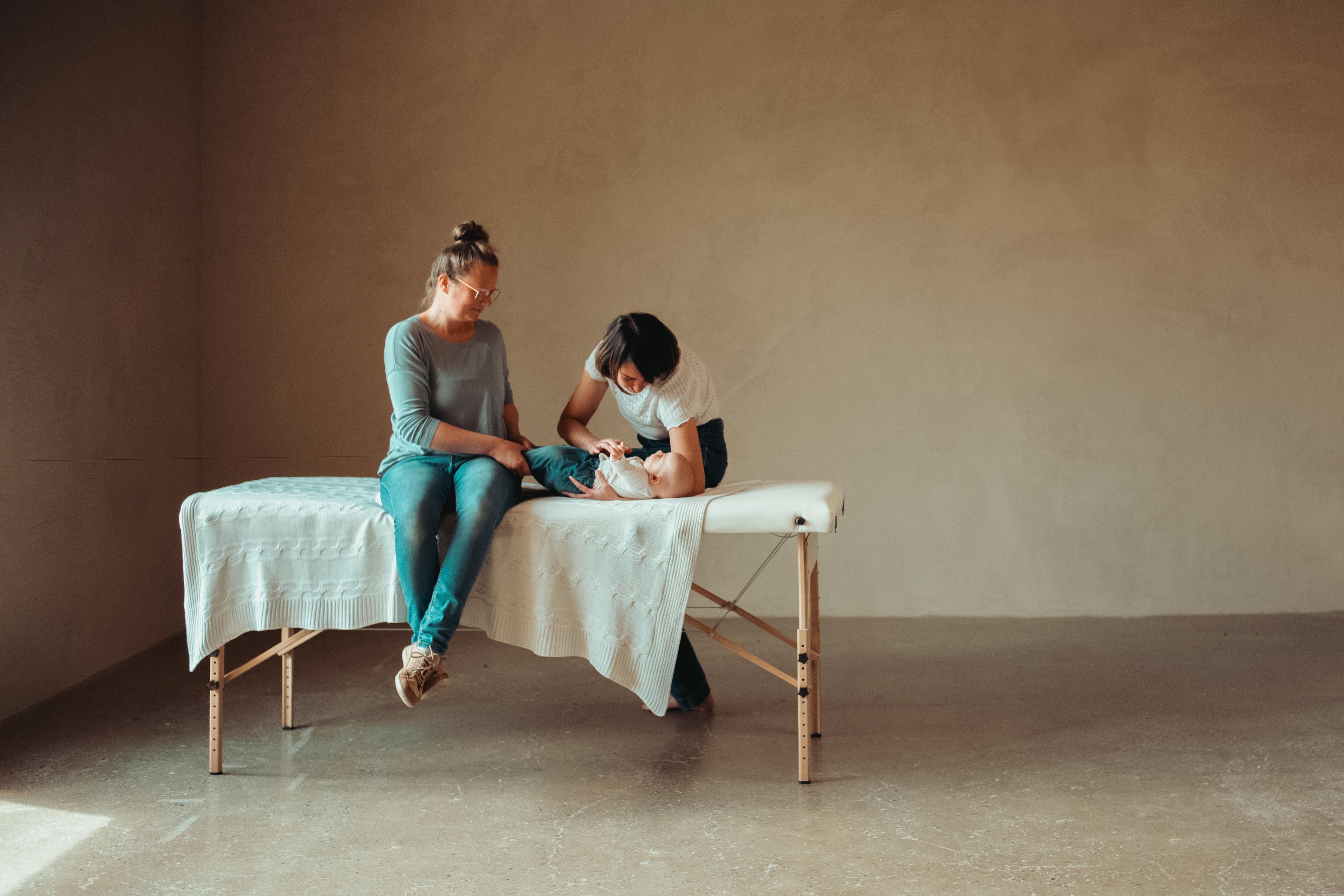 Bowen-Behandlung mit Kind in der Praxis