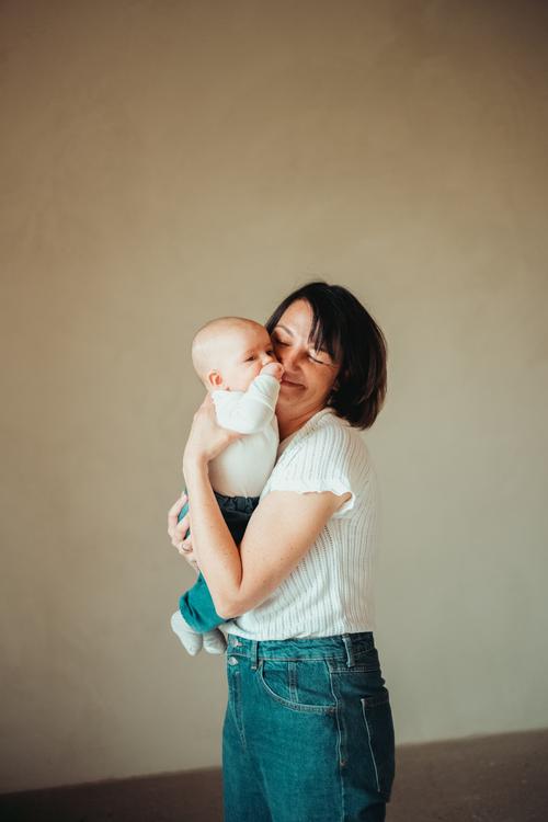 Maria Bitschnau mit einem Baby auf dem Arm