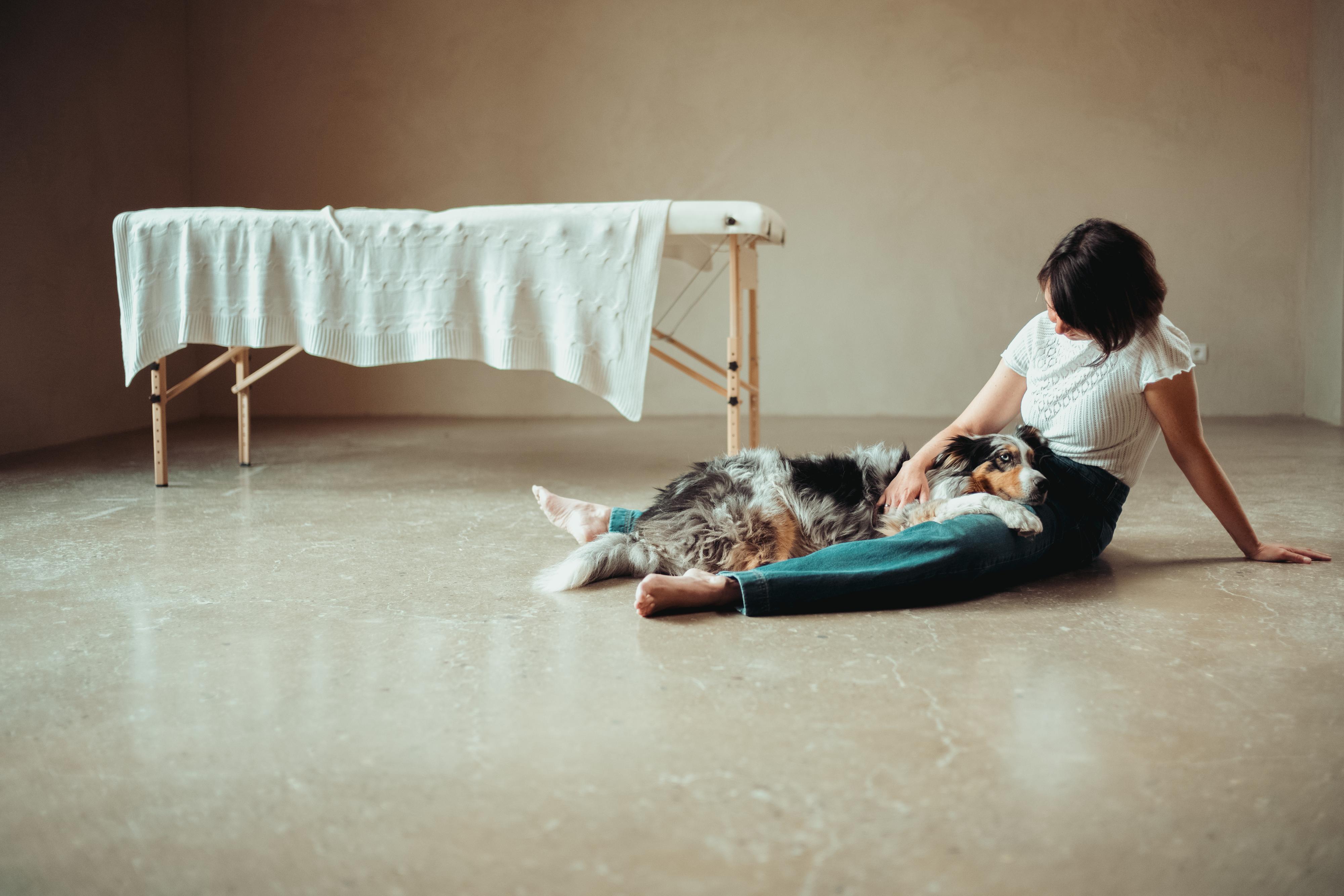 Maria Bitschnau mit einem Hund in der Praxis
