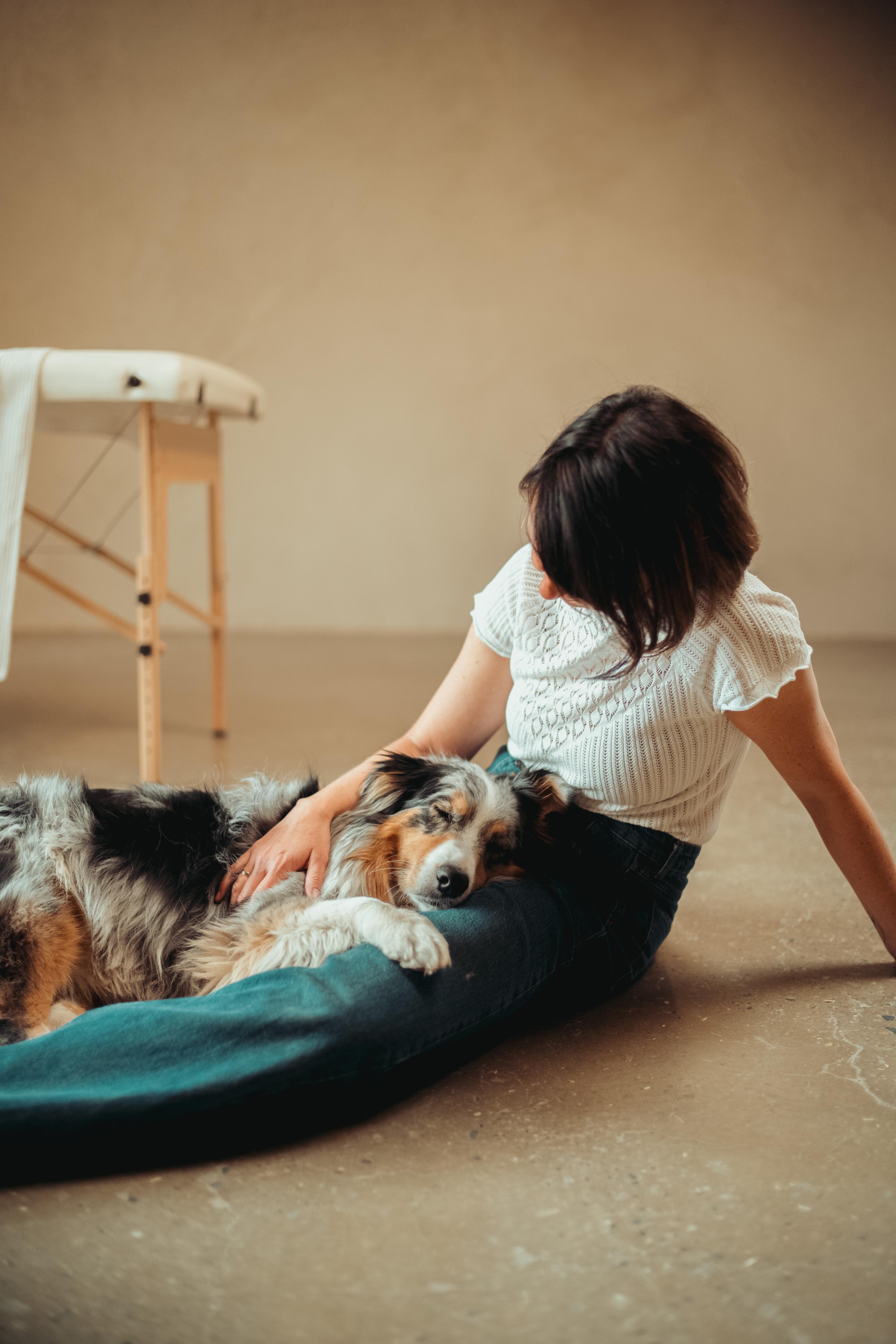 Maria Bitschnau in der Praxis mit einem Hund