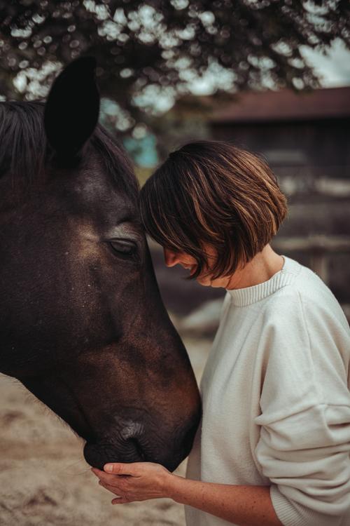 Maria Bitschnau mit einem Pferd